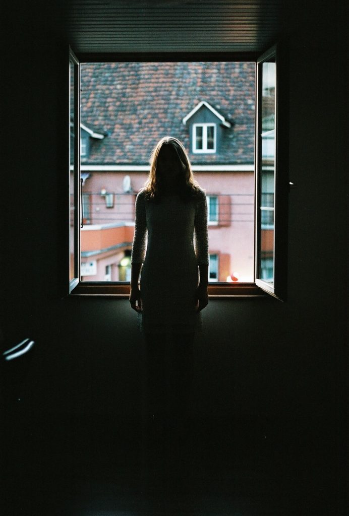 woman silhouette window @paeulini